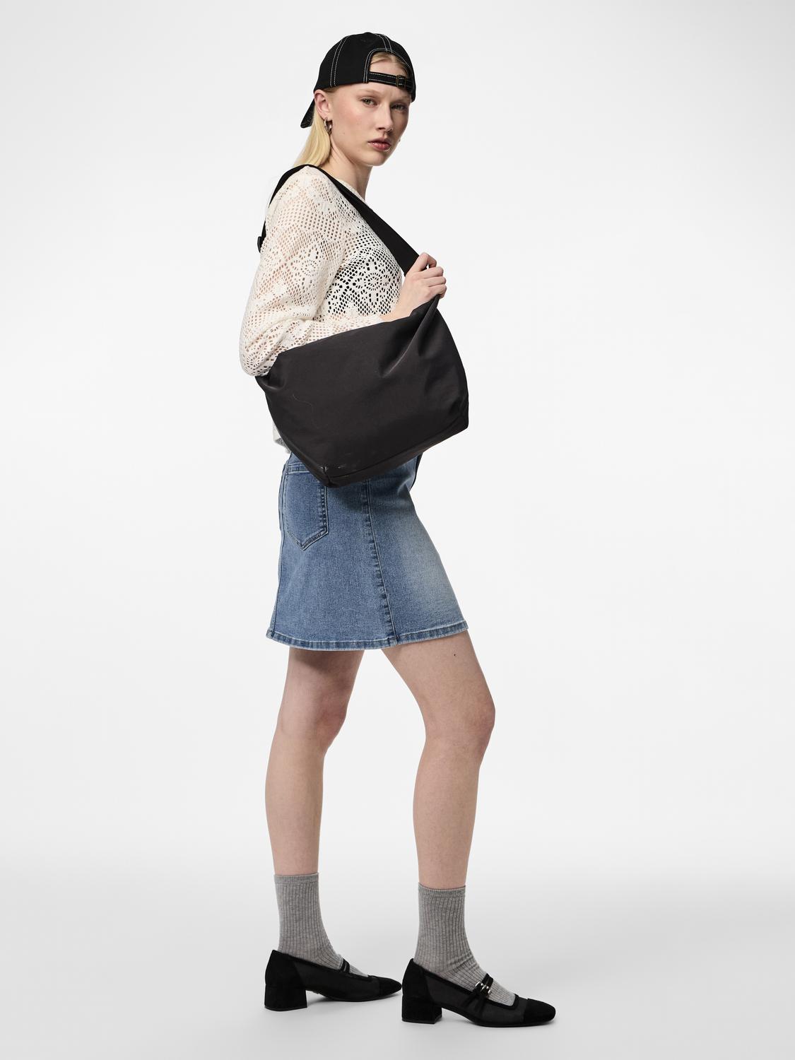 model_shot-front
