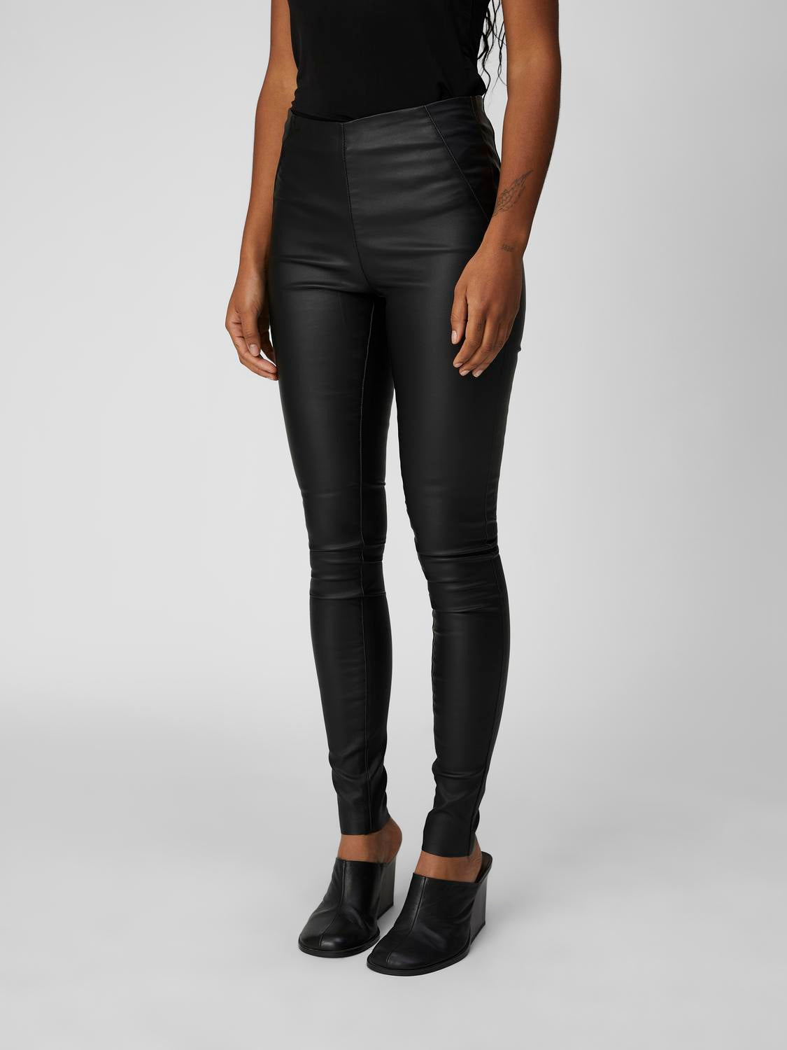 model_shot-front