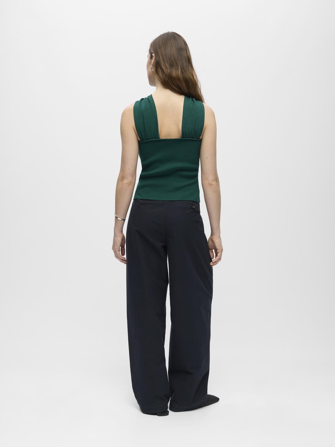 model_shot-back
