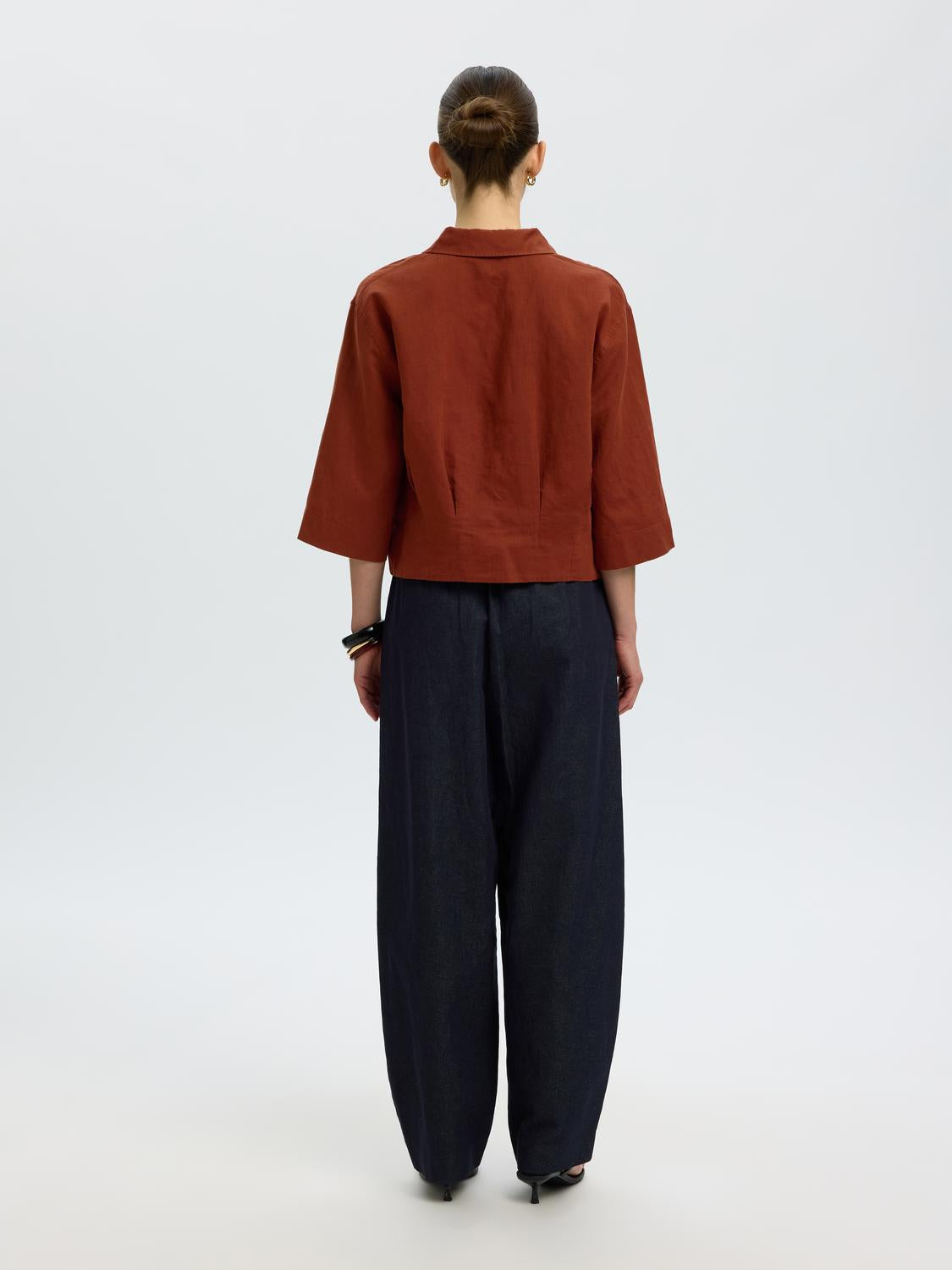 model_shot-back