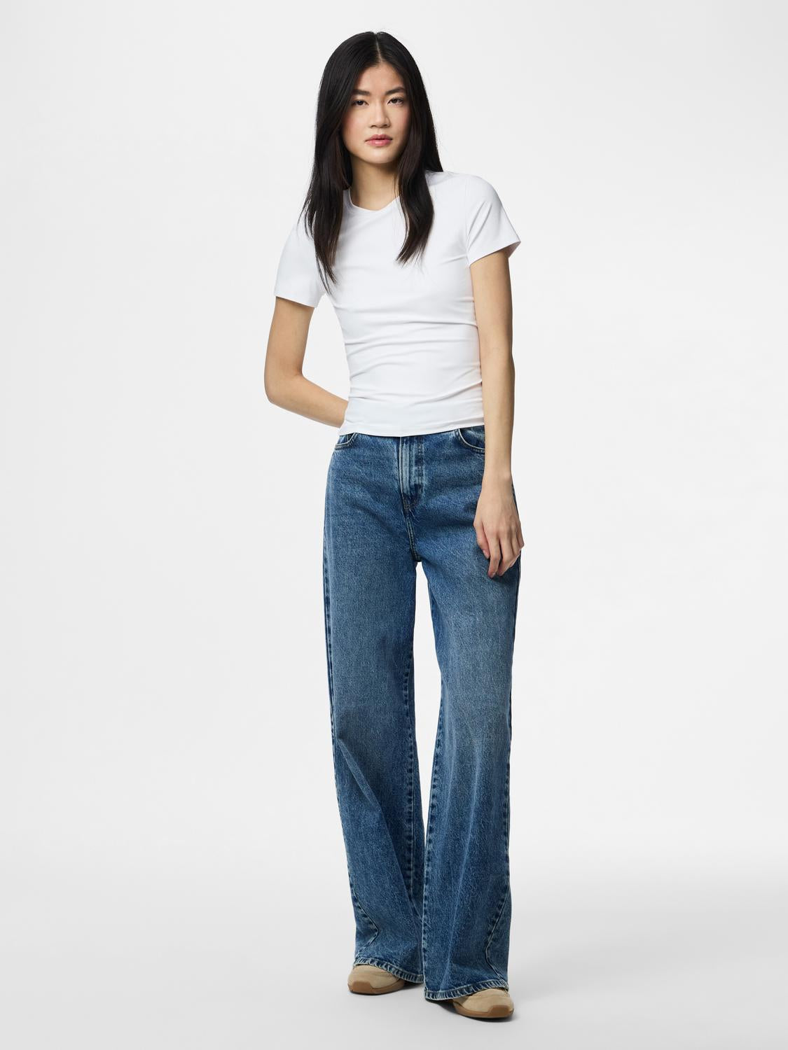 model_shot-front_full